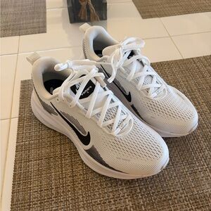Nike Vomero 18 - White and Black Sneakers